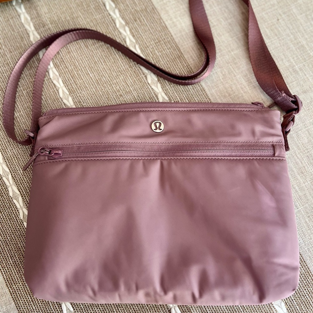 🍋Lululemon Mauve Crossbody Bag Adjustable Strap
